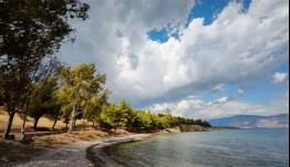 Καιρός σήμερα: Συννεφιασμένος με τοπικές βροχές και ανέμους έως 6 μποφόρ